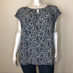 Liz Claiborne💥Keyhole Neckline Top